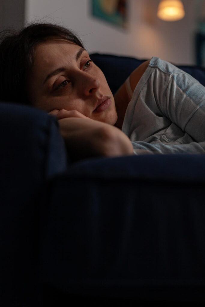 Adult experiencing sleep difficulties receiving neurofeedback-based sleep support in London